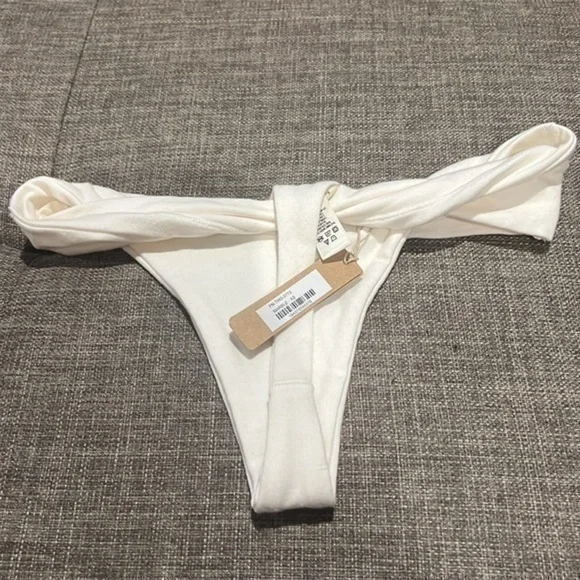 Skims Twist Thong - Picture 2 of 12